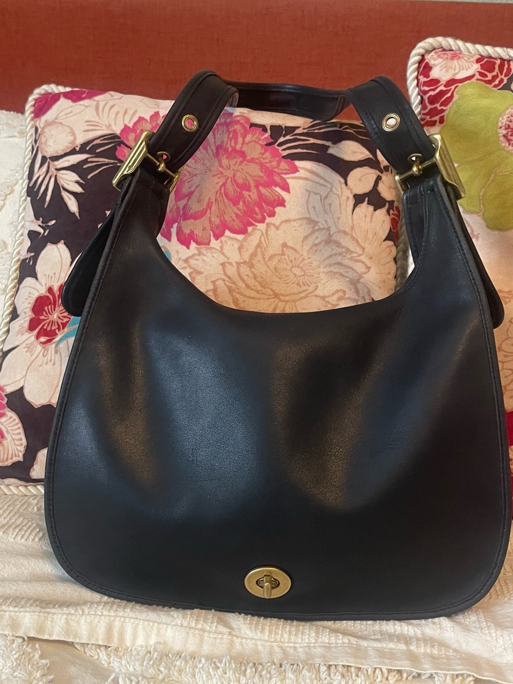 Coach- vintage legacy crescent hobo 9718